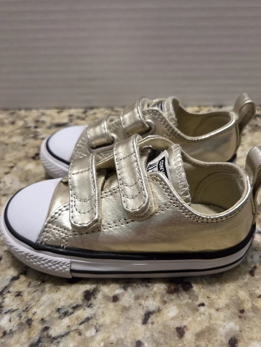 Converse Toddler Kids Chuck Taylor All Star 2V Shoes Gold Star Size 6